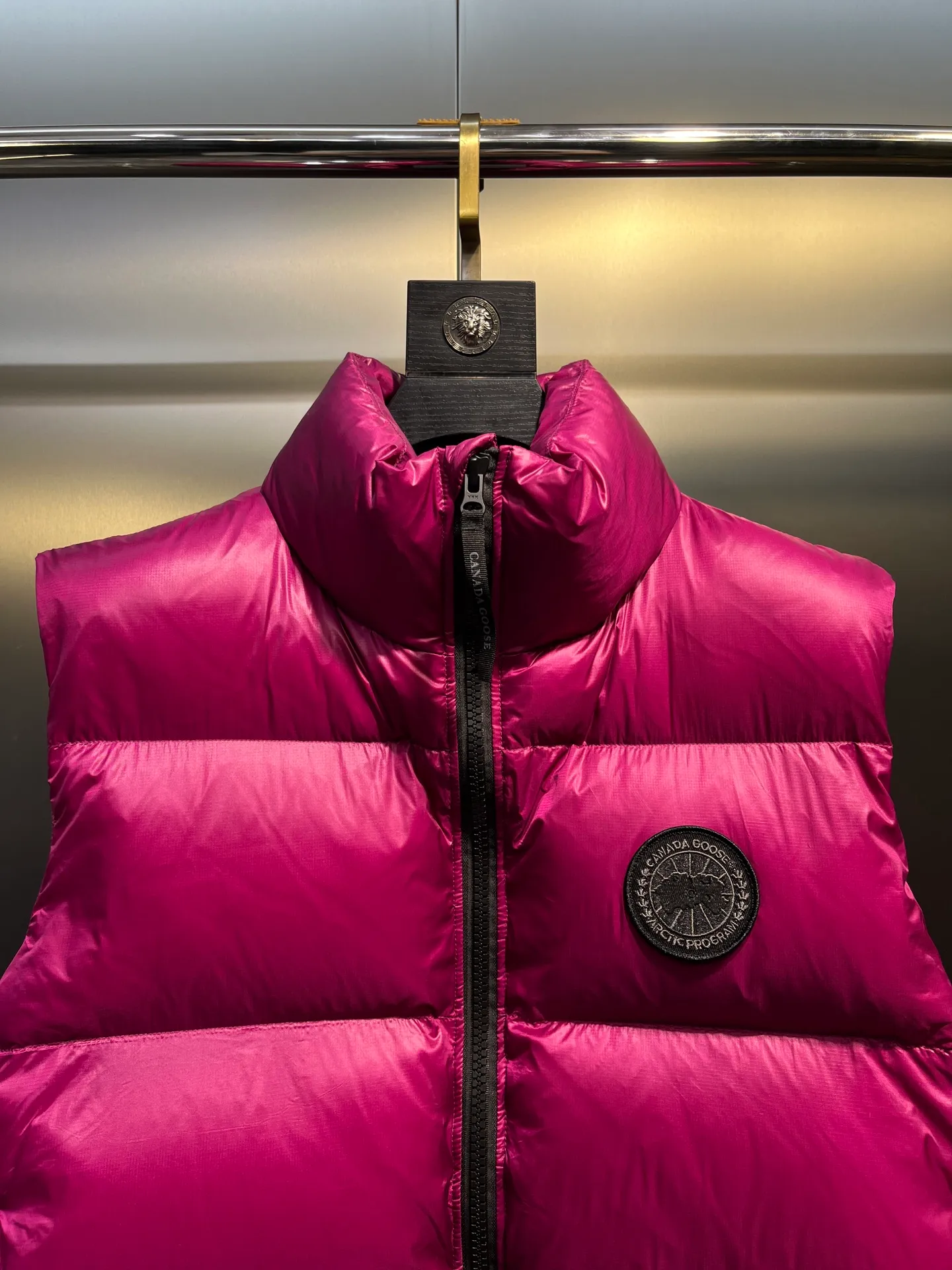 P540 🇨🇦Canada Goose""🇨🇦🌟 Canada Goose Puff Down Vest has always been recognized as the warmest down jacket. Various Instagram celebrities, Internet celebrities, and celebrities often wear it for street photos. I make Canada Goose every year, but I still can't get rid of my love for it. No matter how cold the days are, there is no need to be afraid, because there is! Filled with 90% white duck down, it is the legendary warmest down jacket and is known as a must-have for Arctic outdoor sports! The most popular down jacket in the world, celebrities are rushing to buy it, it is a must-have!  size：xs-xl